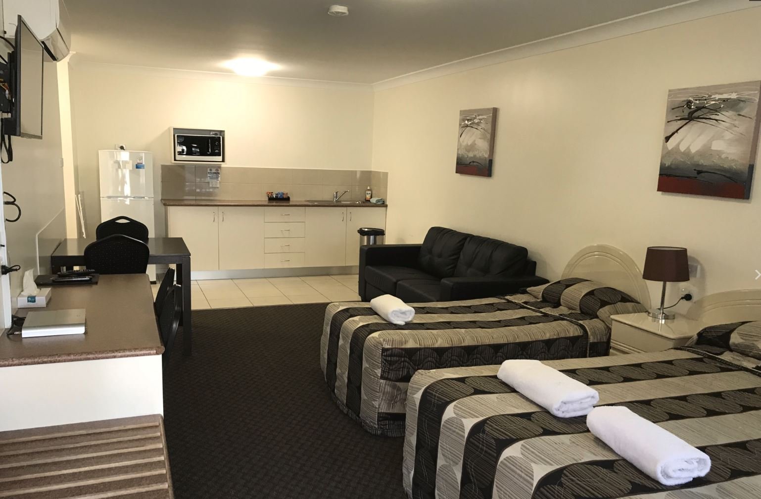 Gwydir Motel, Carapark & Thermal Pools gallery photograph